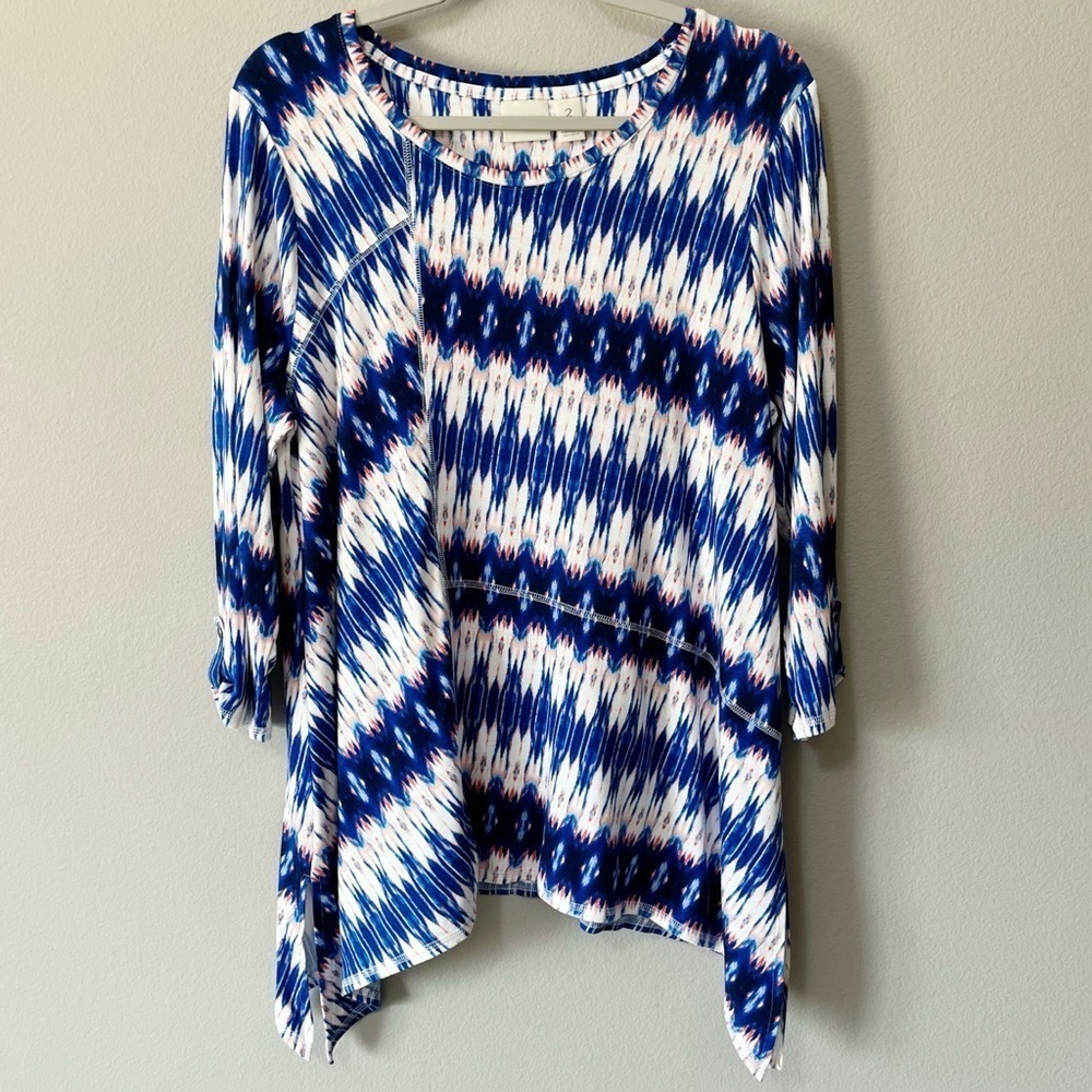 Chico's Zenergy Ikat Seam Detail Tunic Top Blue 3/4 Sleeve Sharkbite Hem Size 2